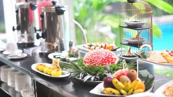 Sarapan prasmanan setiap hari (IDR 150000 per orang)