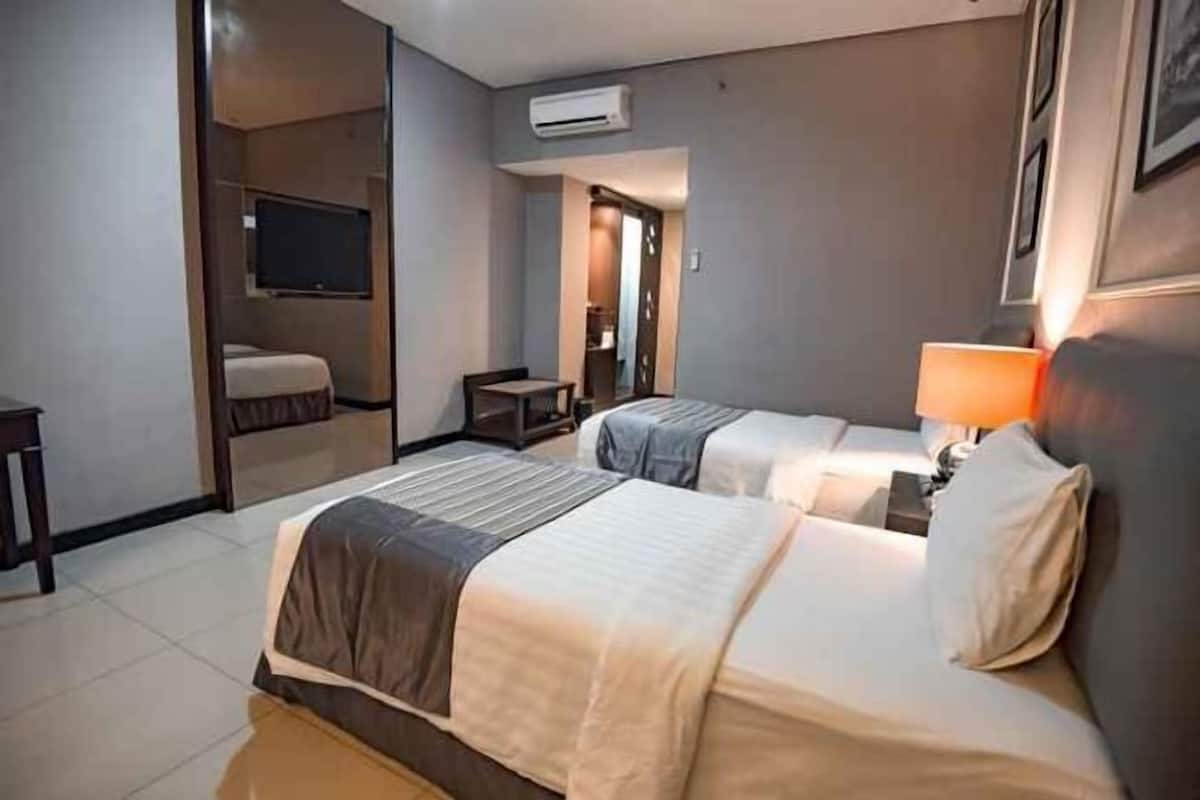 Premium bedding, in-room safe, desk, rollaway beds
