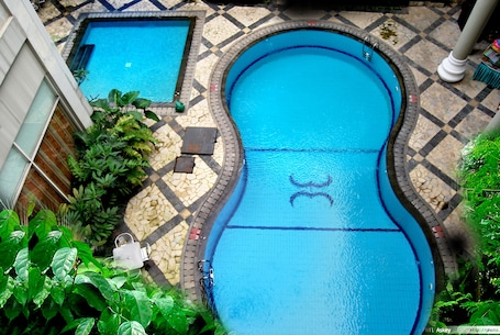 2 outdoor pools