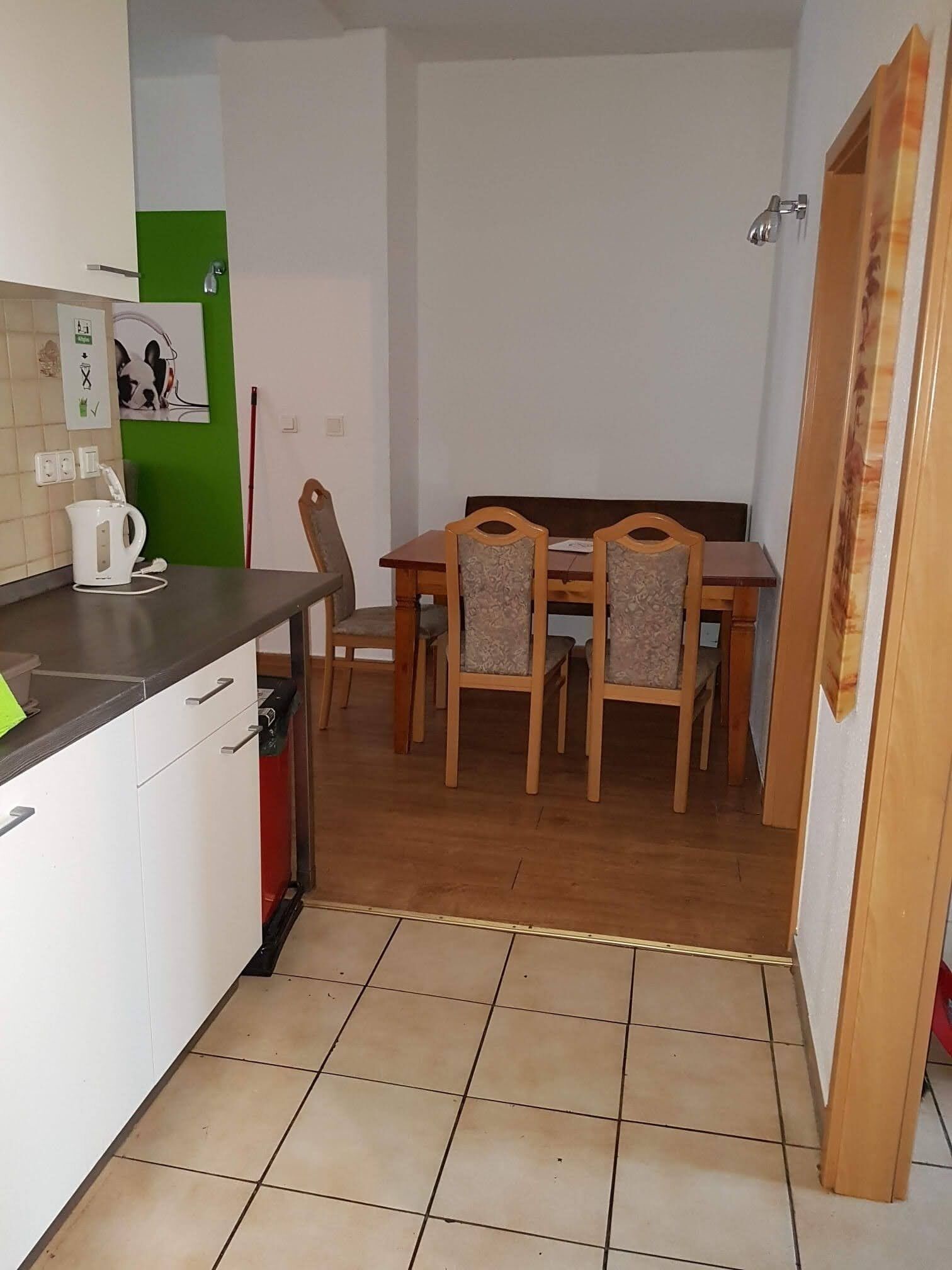 Basic-Apartment, 2 Schlafzimmer, zum Innenhof hin | Essbereich im Zimmer