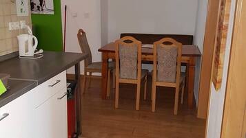 Basic-Apartment, 2 Schlafzimmer, zum Innenhof hin | Essbereich im Zimmer