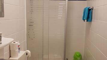 Basic Condo, 3 Bedrooms, Non Smoking | Bathroom | Shower, hair dryer, towels
