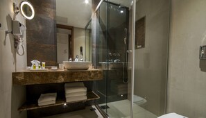 Minibar, in-room safe, individually decorated, individually furnished - Arena Leme Hotel (Rio de Janeiro)