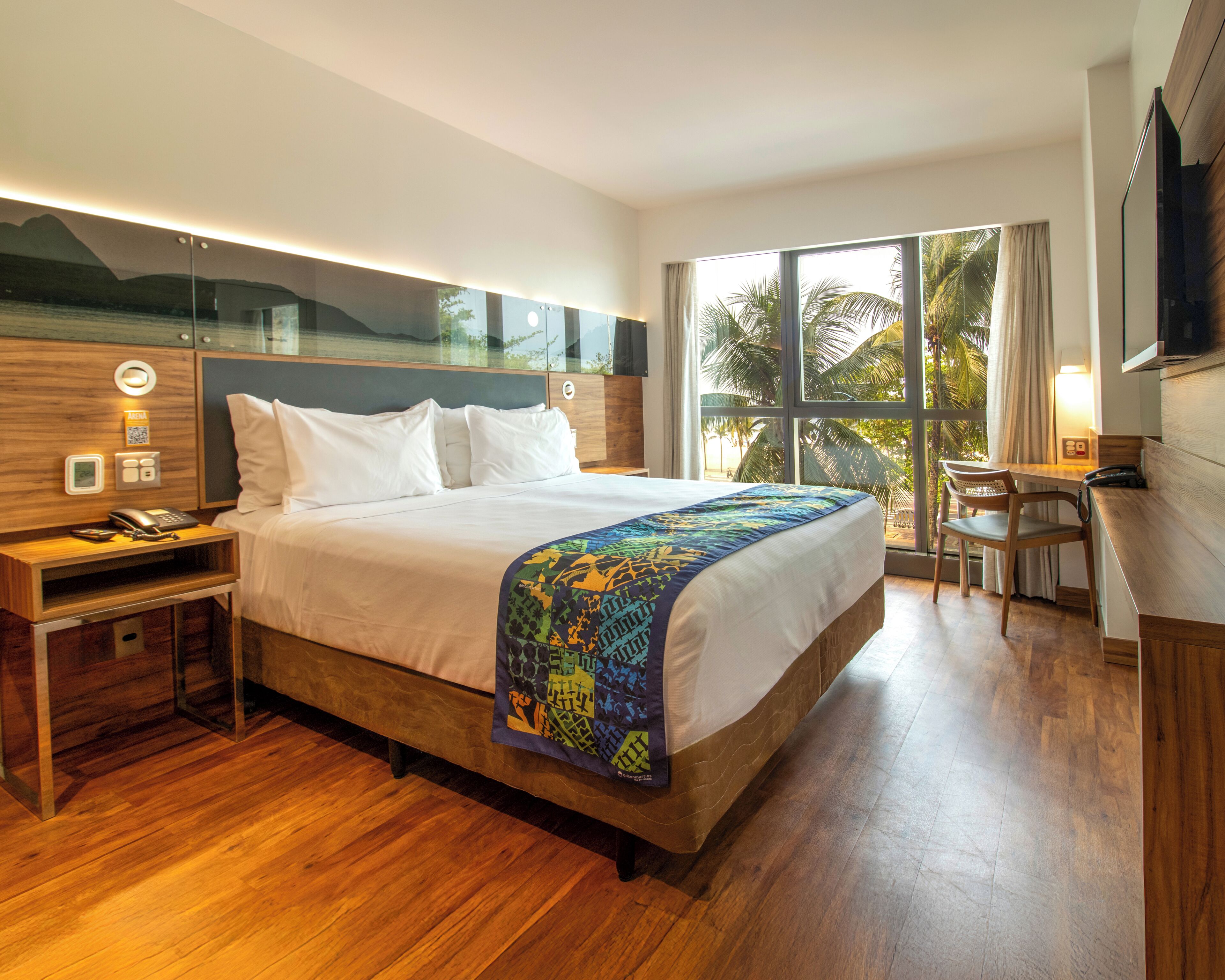 Minibar, caja de seguridad en la habitación y decoración personalizada 