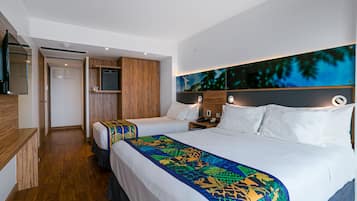 Habitación de hotel con dos camas, televisión, armario de madera y un cuadro grande en la pared.