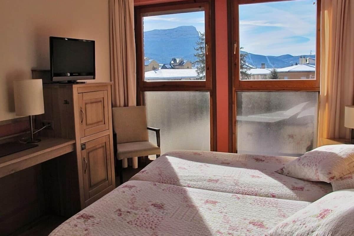 economy twin room | minibar, in-room safe, desk, blackout curtains