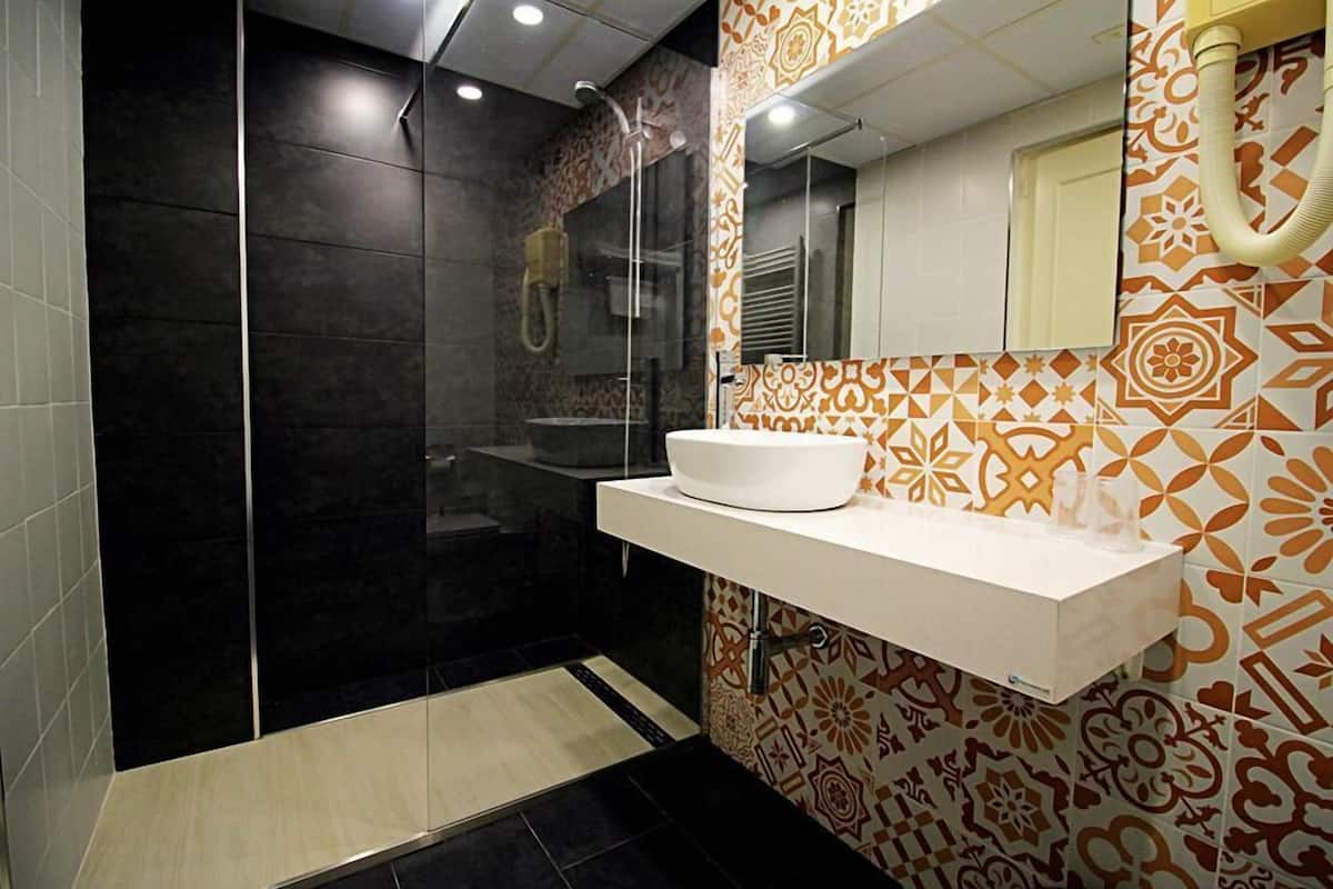twin room | bathroom | free toiletries, hair dryer, towels