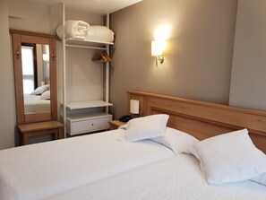 Minibar, in-room safe, desk, blackout curtains - Hotel A Boira (Jaca)