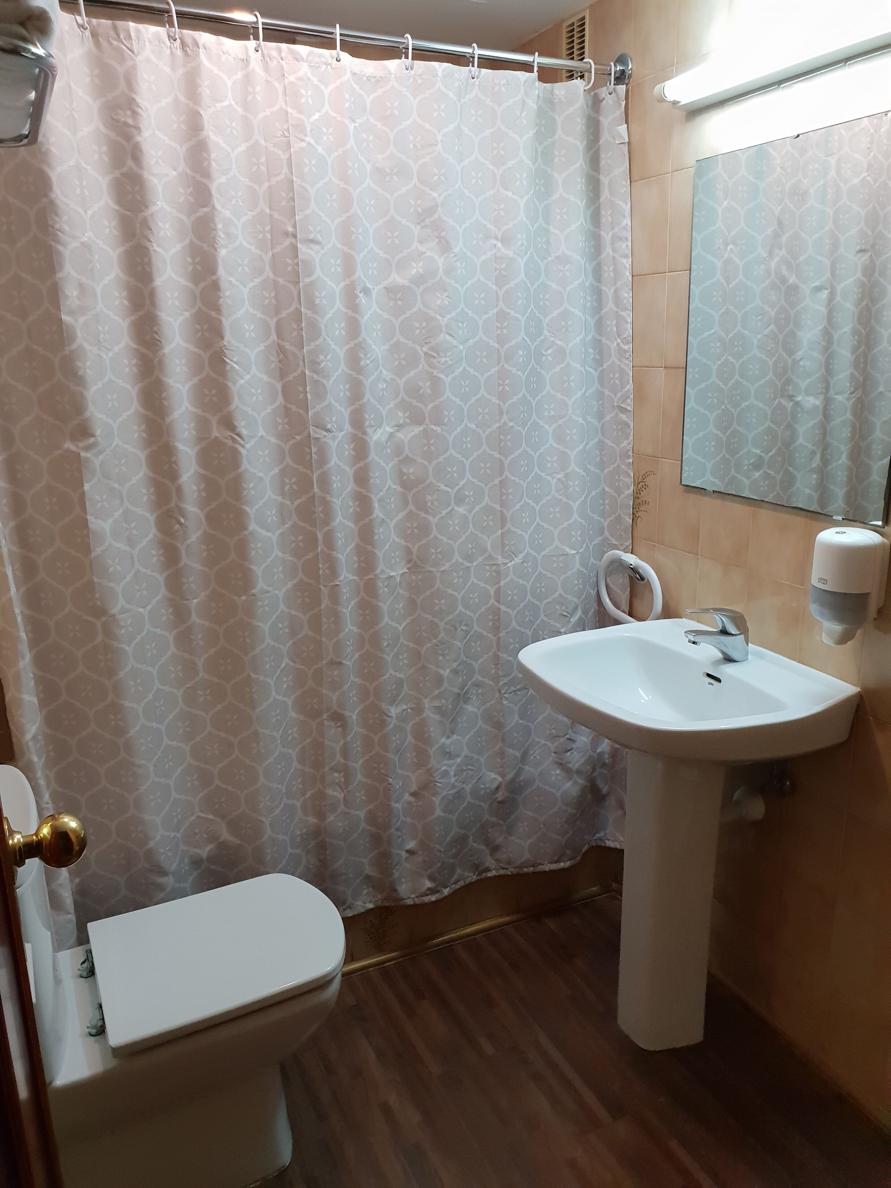 economy twin room | bathroom | free toiletries, hair dryer, towels