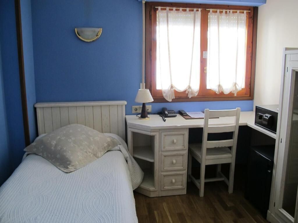 Minibar, caja fuerte, escritorio y cortinas opacas