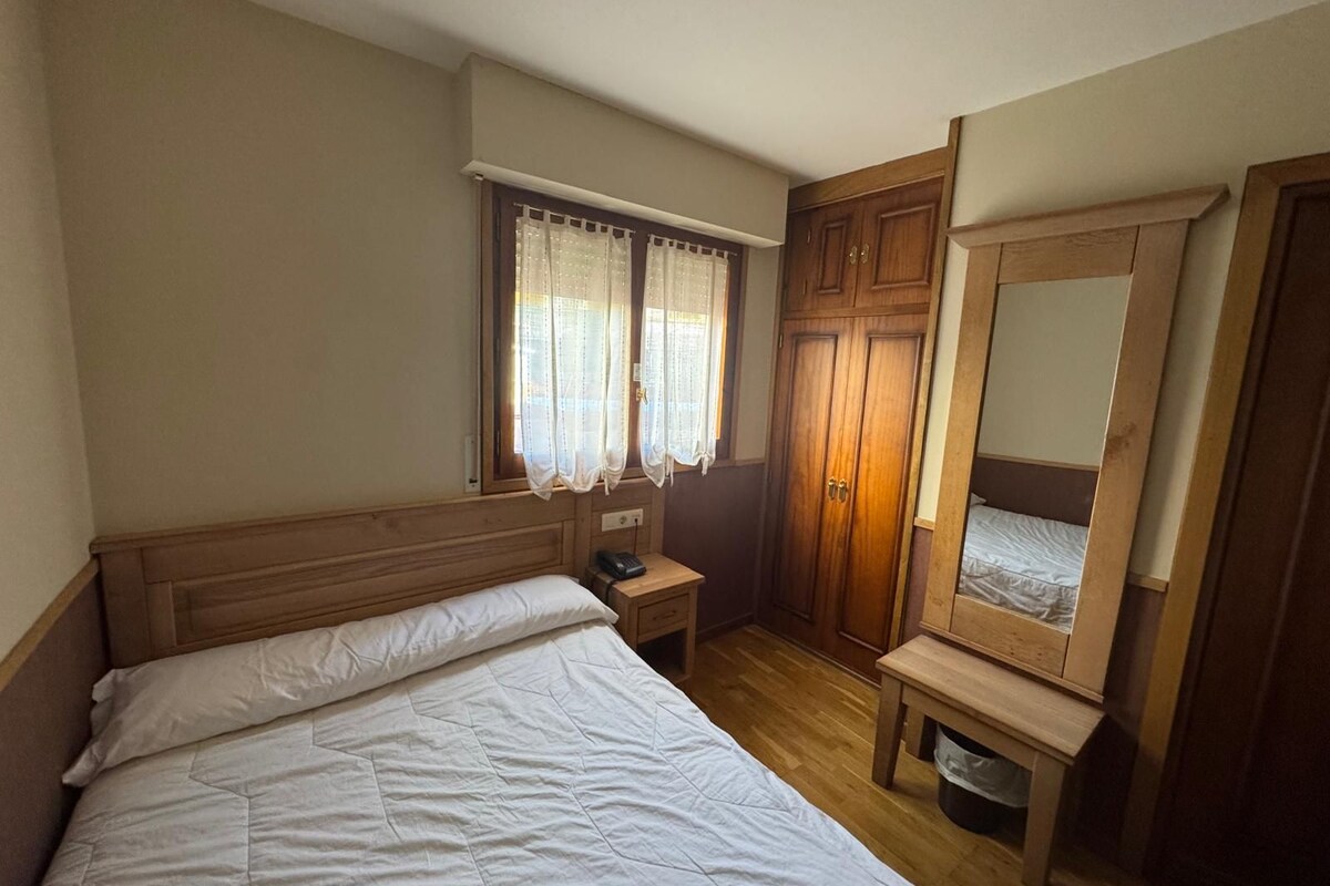 Minibar, värdeförvaringsskåp på rummet och skrivbord