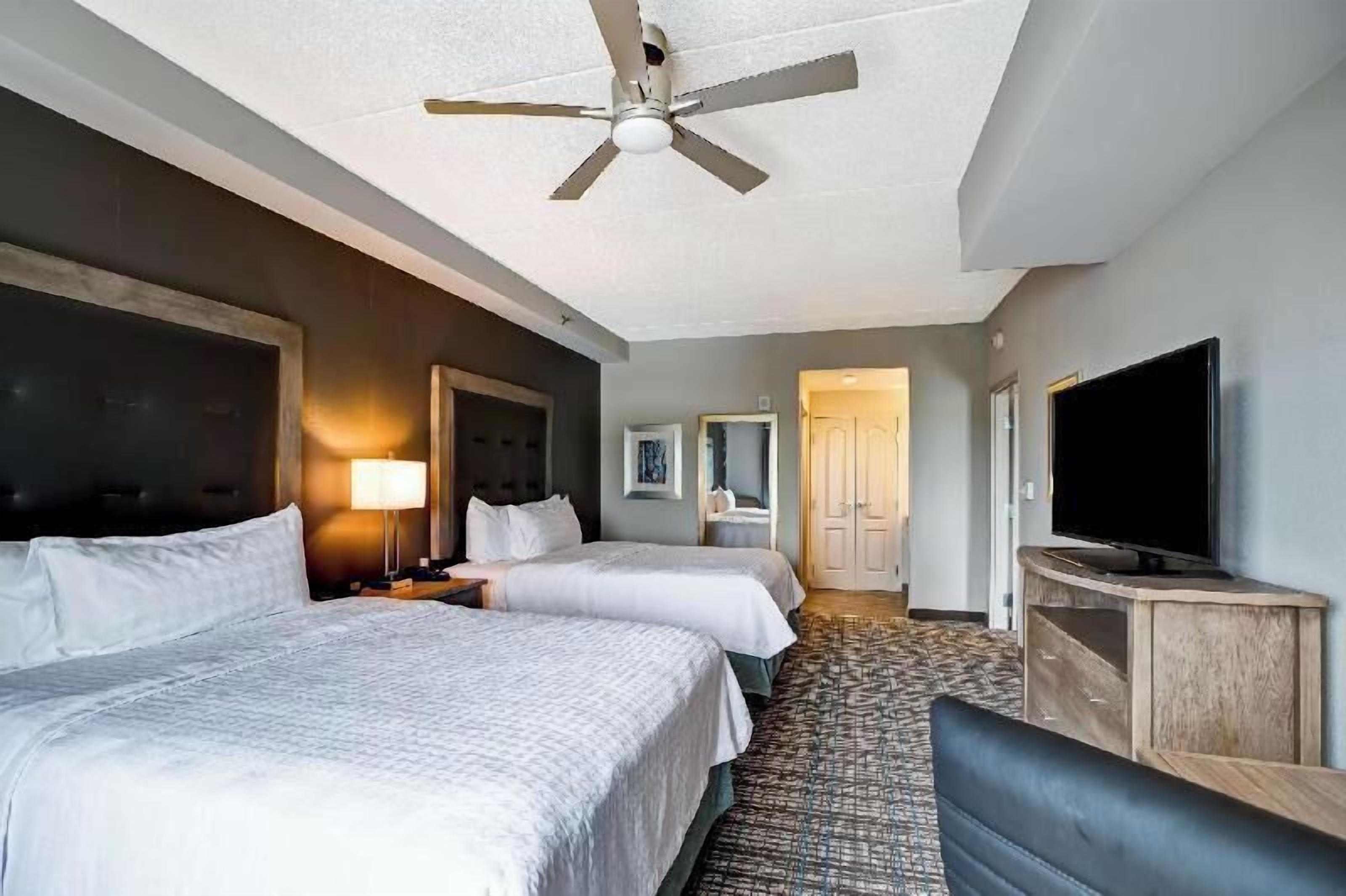 Premium bedding, in-room safe, individually decorated