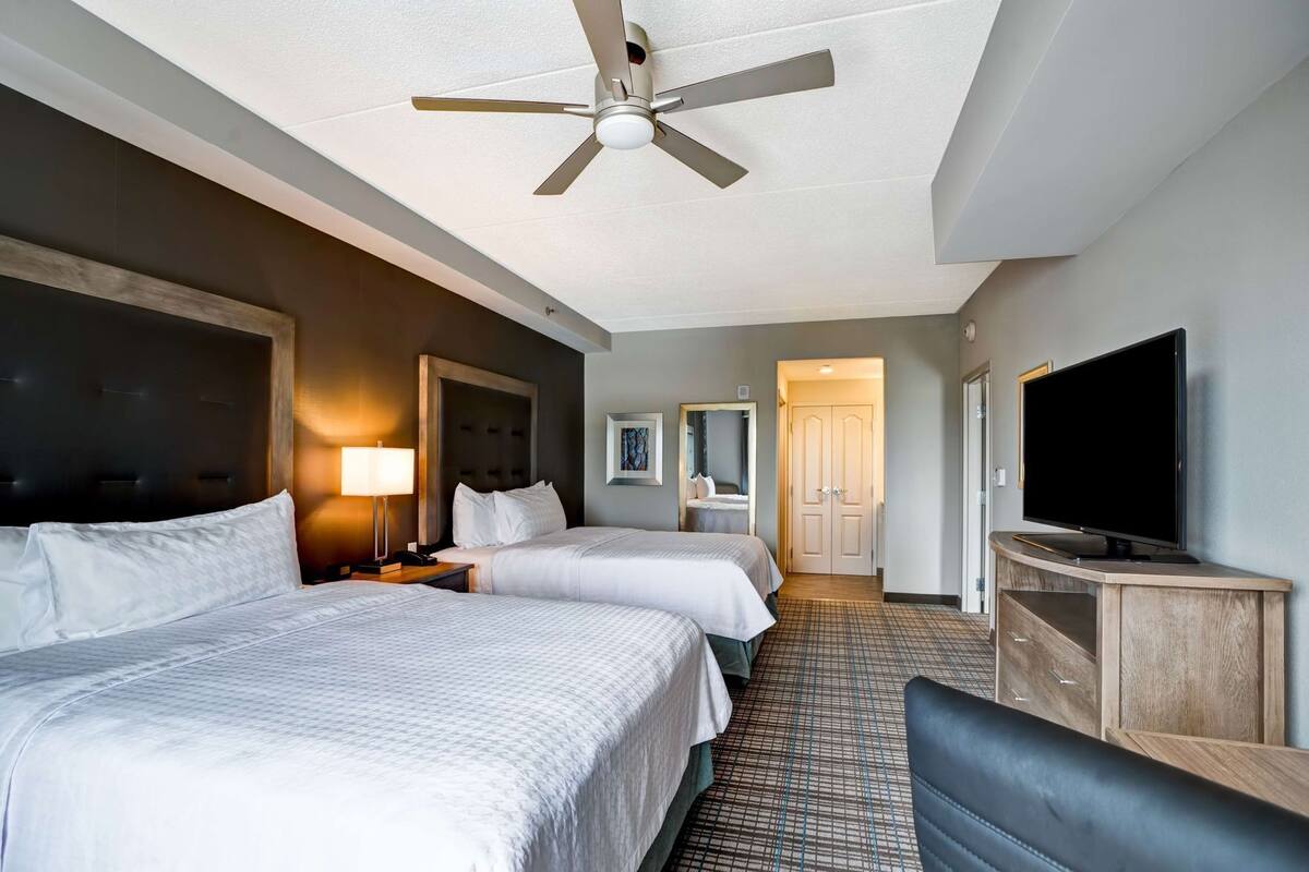 Premium bedding, in-room safe, individually decorated