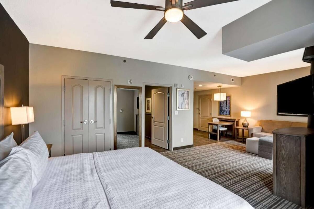 Premium bedding, in-room safe, individually decorated