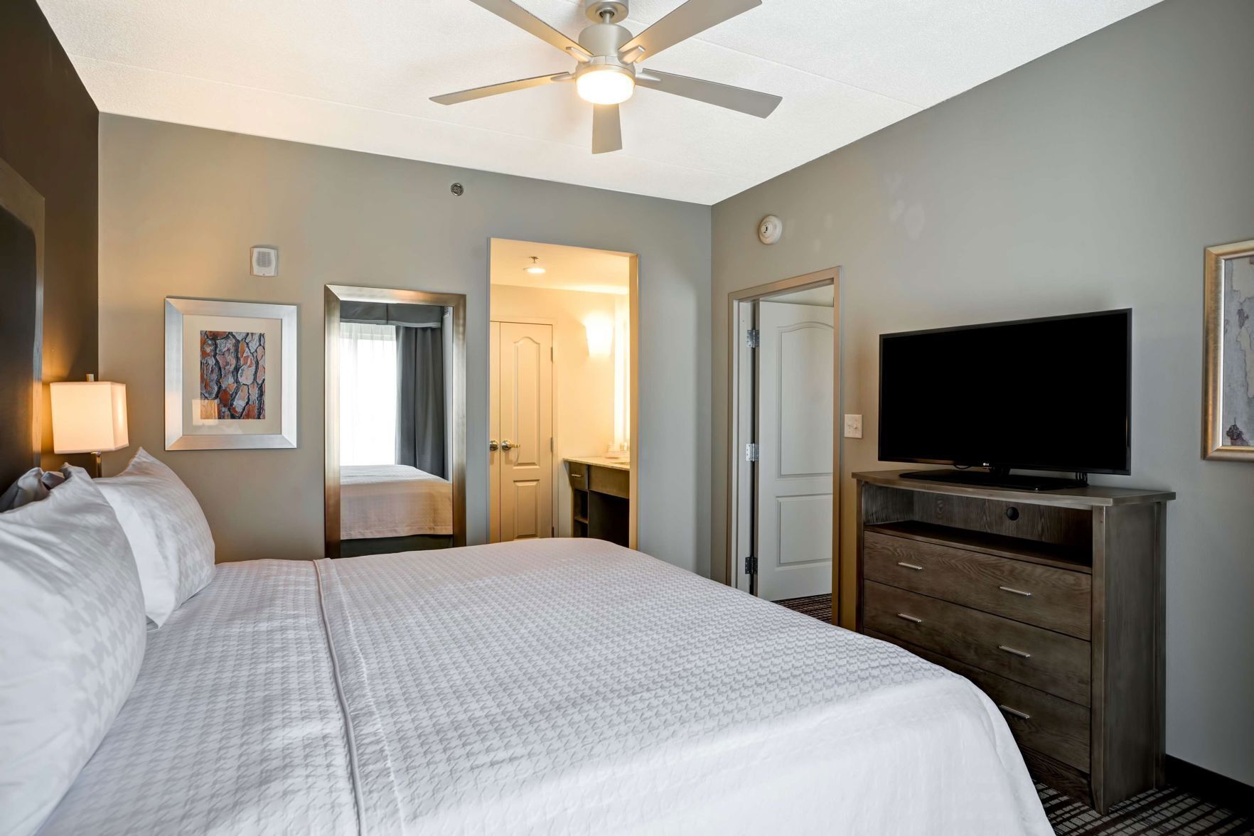 Premium bedding, in-room safe, individually decorated