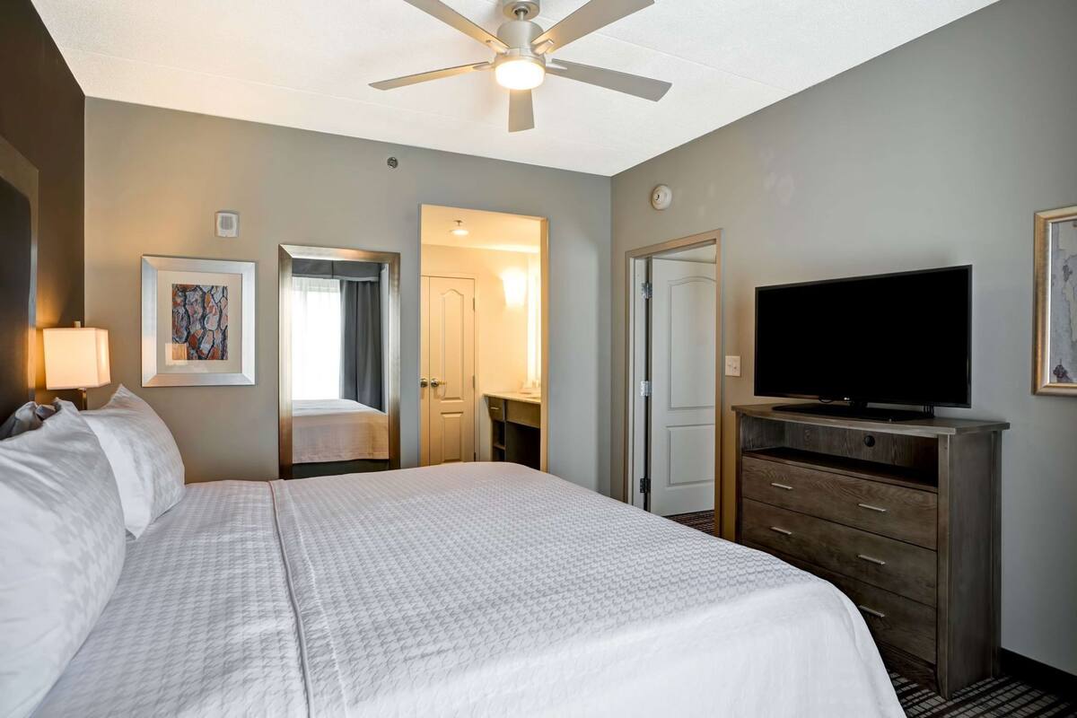 Premium bedding, in-room safe, individually decorated