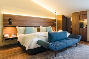 Quarto romântico (Attic) | Roupas de cama premium, edredons de pluma, cofres nos quartos