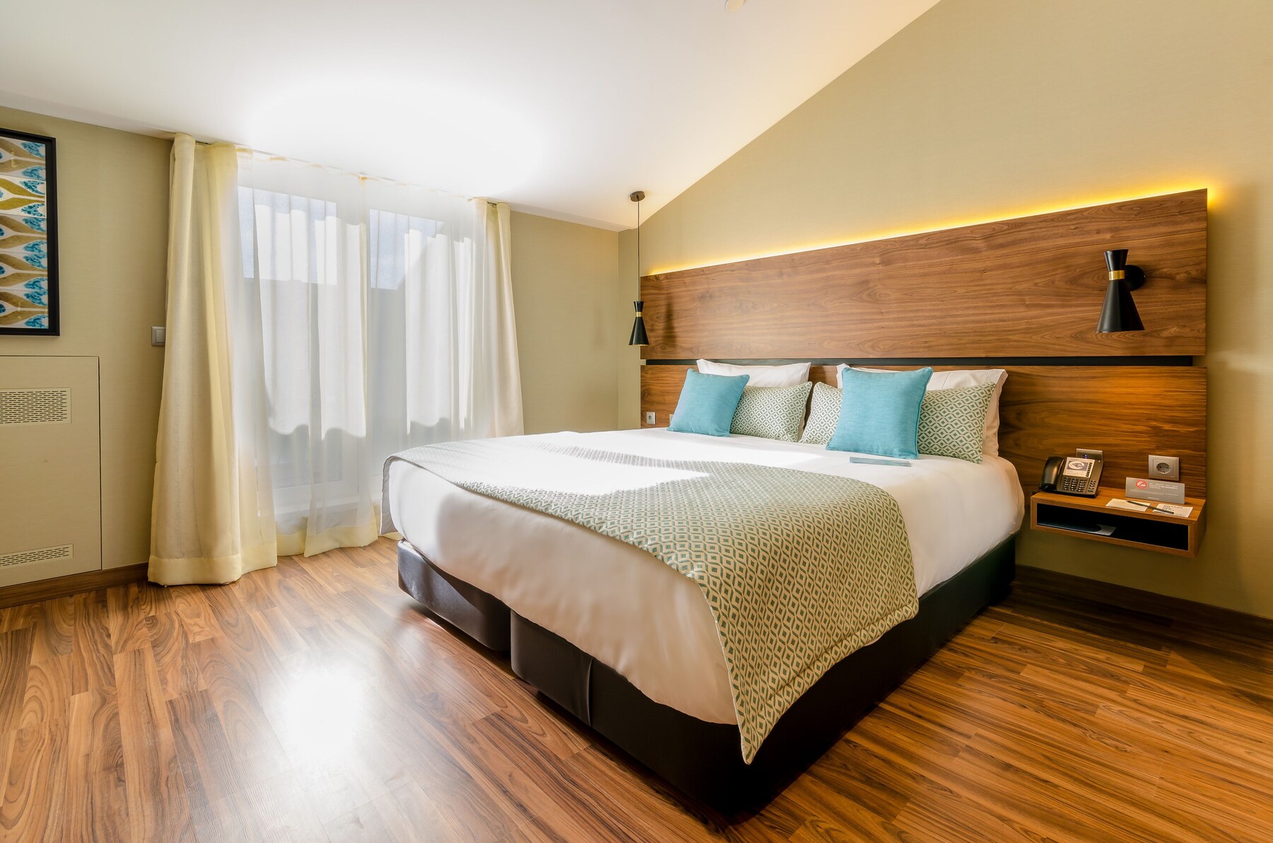 Attic room | Premium bedding, down duvets, in-room safe, desk