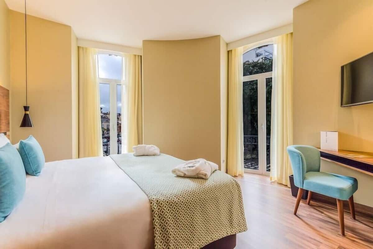 Premium bedding, down comforters, in-room safe, desk