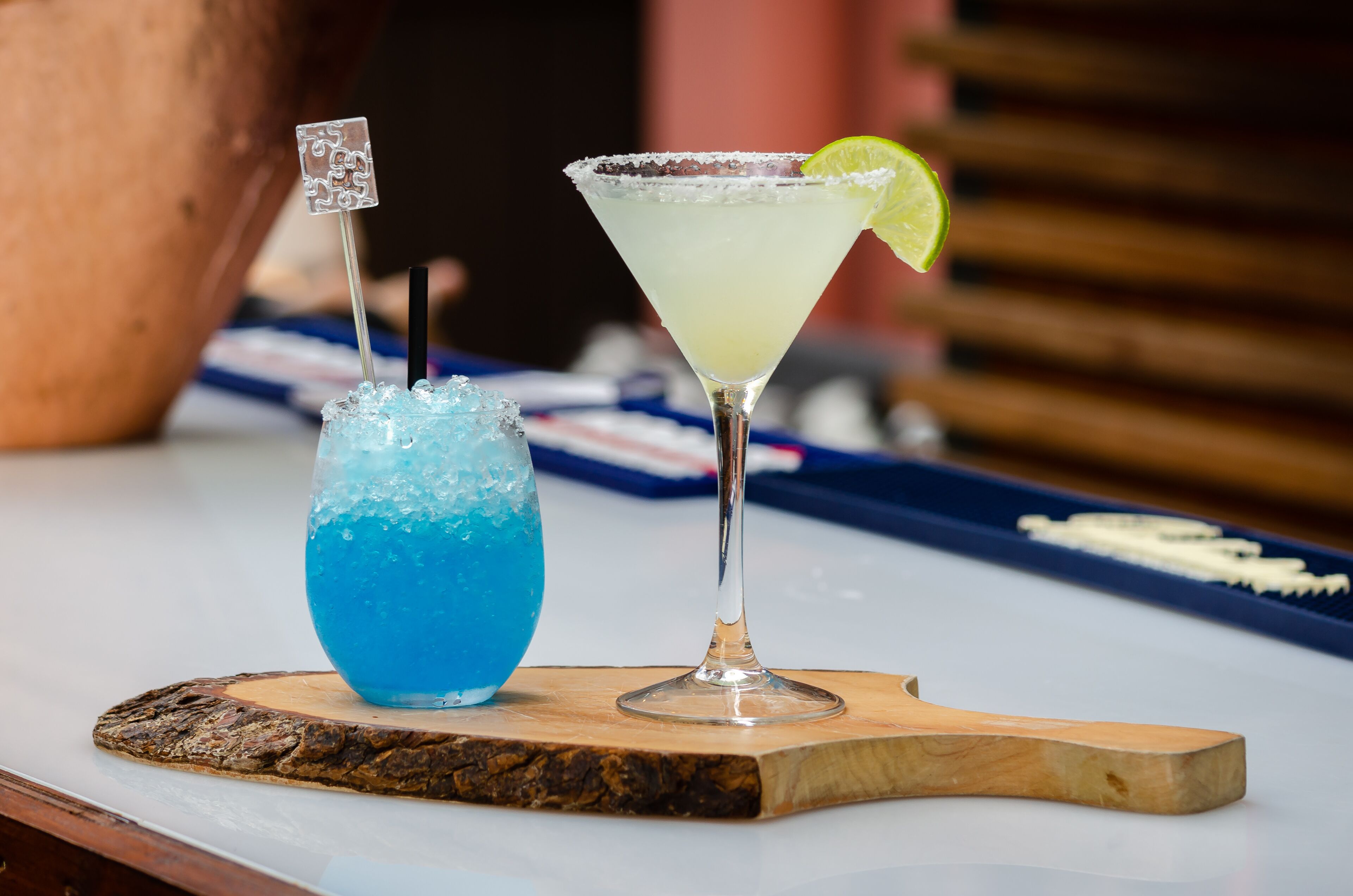 To cocktails på en træplade med en rustik baggrund.