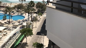 Un complexe hôtelier doté d’une piscine, d’une plage et offrant une vue sur l’océan.