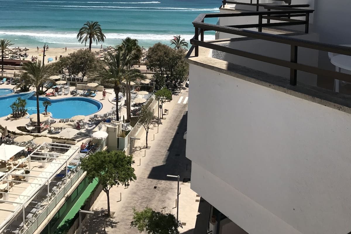 Un resort con piscina, playa y vista al océano.