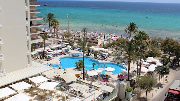 Un hôtel doté d’une piscine, d’un accès à la plage et offrant une vue sur l’océan.