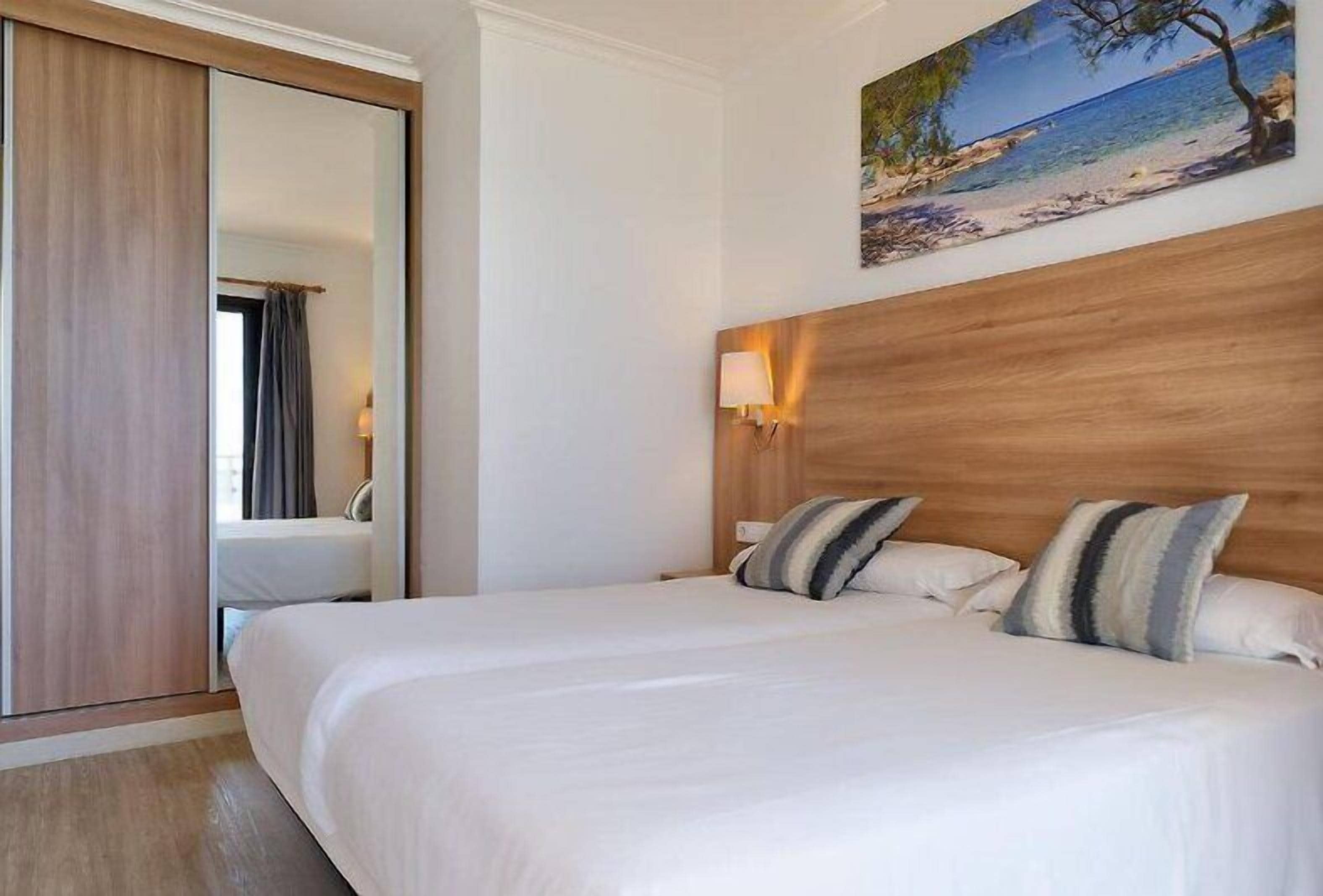 Lejlighed - 1 soveværelse | Pengeskab på værelset, skrivebord, mørklægningsgardiner