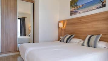 Lejlighed - 1 soveværelse | Pengeskab på værelset, skrivebord, mørklægningsgardiner