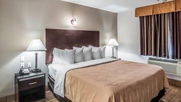 Suíte, 1 cama King, para não fumantes | 1 quarto, escrivaninha, espaço de trabalho para notebook