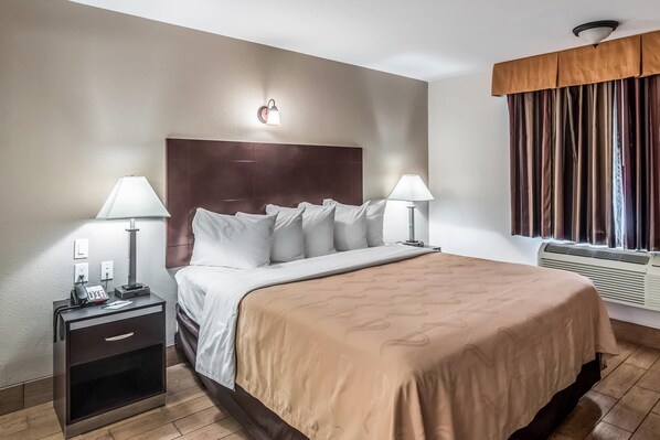 Suite, 1 cama de matrimonio grande, no fumadores | 1 dormitorio, escritorio, espacio para trabajar con un portátil