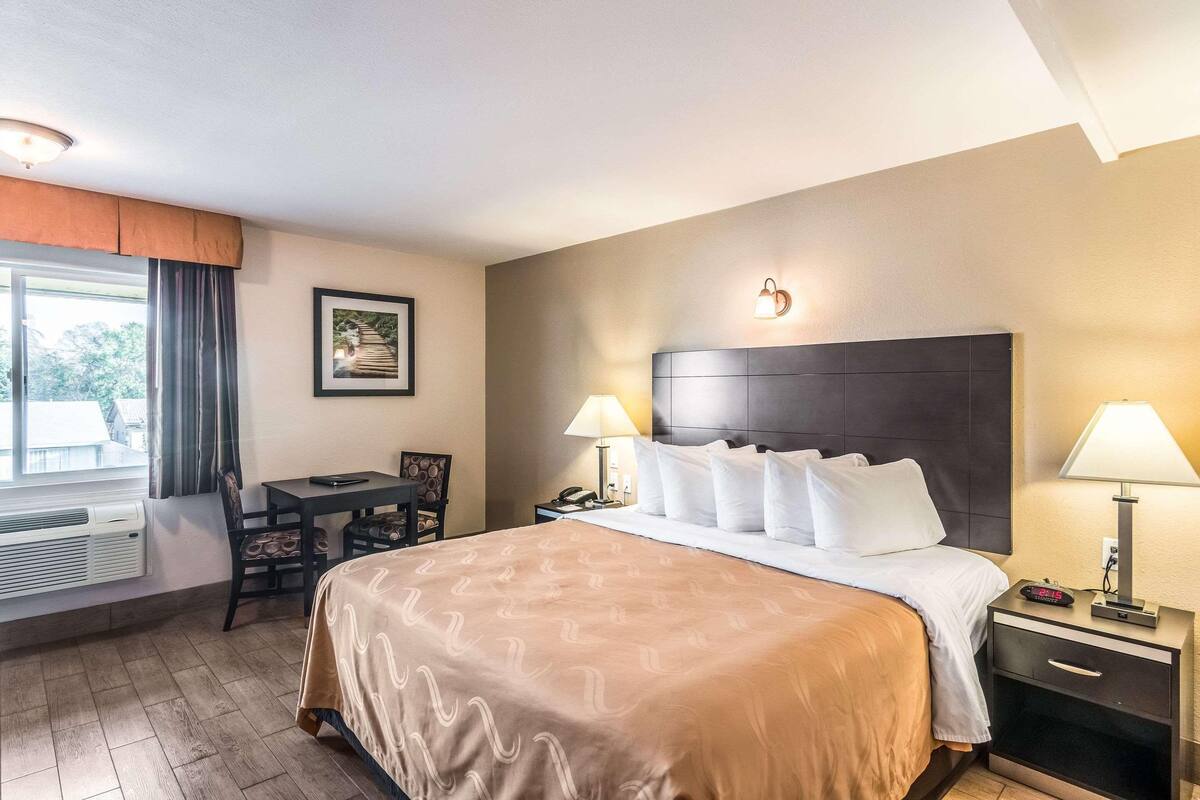 1 bedroom, desk, laptop workspace, blackout drapes