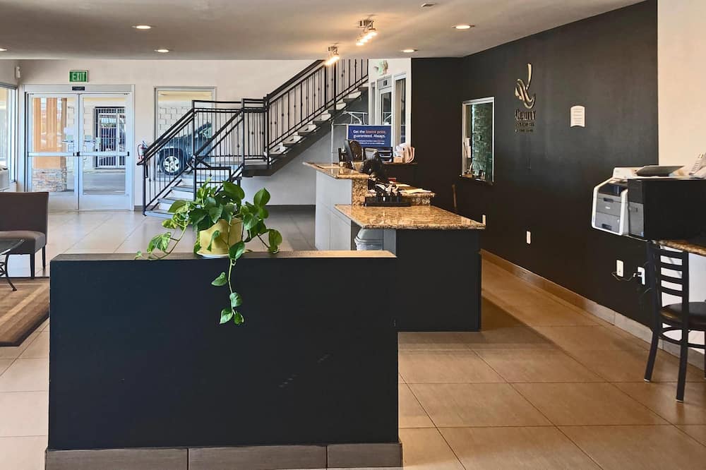 Quality Inn & Suites near Downtown Bakersfield