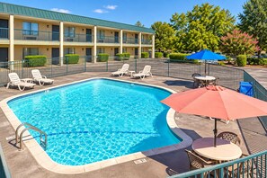 A hotel with a swimming pool, lounge chairs, and a covered seating area. - Quality Inn & Suites near Downtown Bakersfield (Bakersfield)