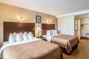 Habitación estándar, 2 camas de matrimonio, no fumadores | 1 dormitorio, escritorio, espacio para trabajar con un portátil