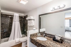 1 habitación, escritorio y espacio para trabajar con laptop 