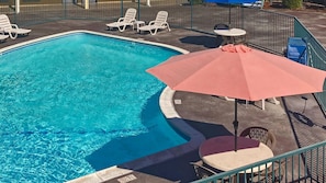 Piscine extérieure, parasols de plage, chaises longues