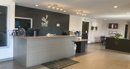 Quality Inn & Suites near Downtown Bakersfield