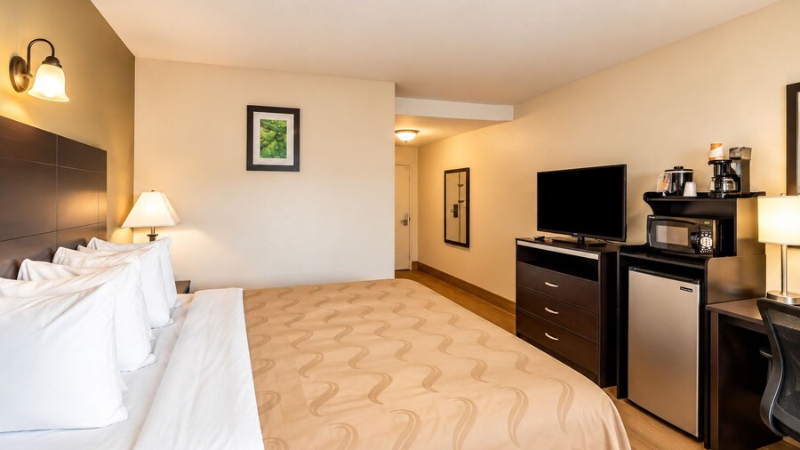 Quality Inn & Suites near Downtown Bakersfield