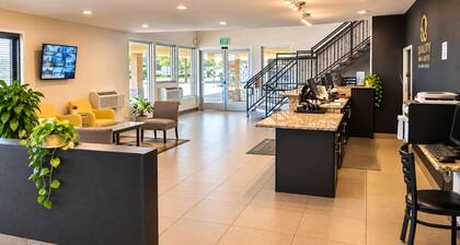 Quality Inn & Suites near Downtown Bakersfield