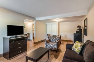 1 habitación, escritorio y espacio para trabajar con laptop 