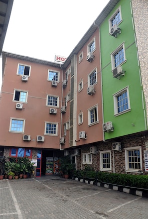 Un immeuble à plusieurs étages, sur lequel on peut voir une enseigne indiquant qu’il s’agit d’un hôtel.