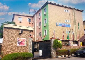 Un hôtel à plusieurs étages, avec une enseigne indiquant « Hôtel Destin Inéluctable ».