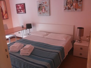 Doppelzimmer zur Einzelnutzung | Schreibtisch, schallisolierte Zimmer, kostenlose Babybetten
