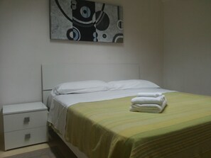 Een bureau, geluiddichte muren, gratis babybedden, extra bedden