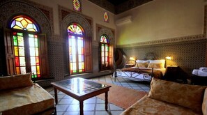 Ropa de cama de alta calidad y caja de seguridad en la habitación 