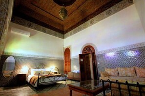 Ropa de cama de alta calidad y caja de seguridad en la habitación 