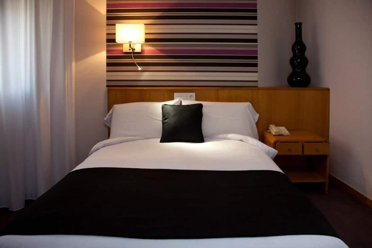 single room | in-room safe, desk, soundproofing, cots/infant beds