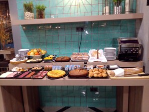 Dagelijks ontbijtbuffet (EUR 5 per persoon)