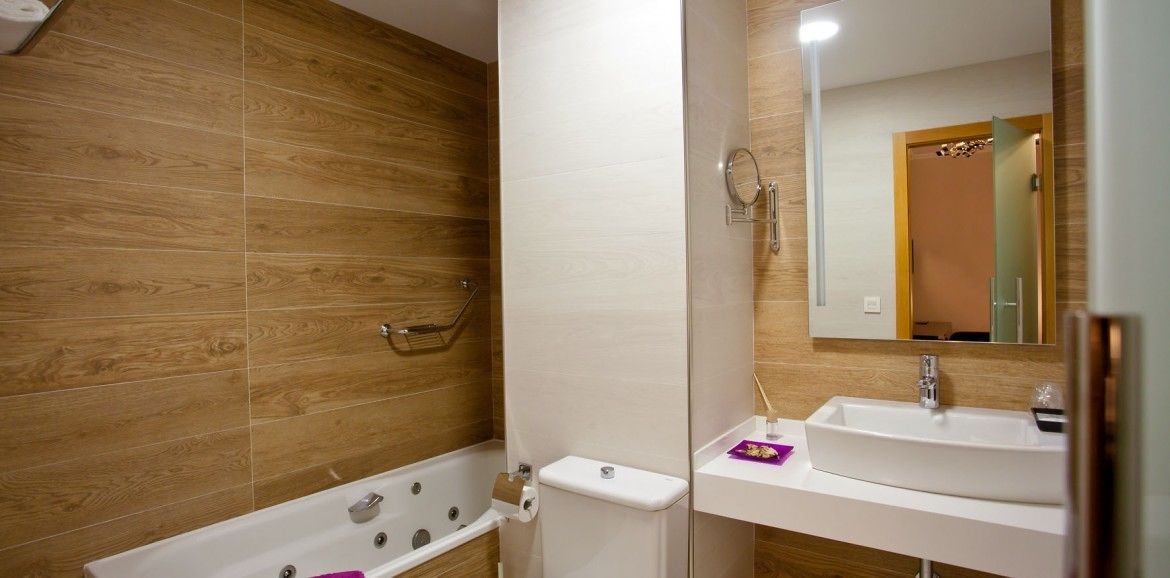 single room | bathroom | free toiletries, hair dryer, towels